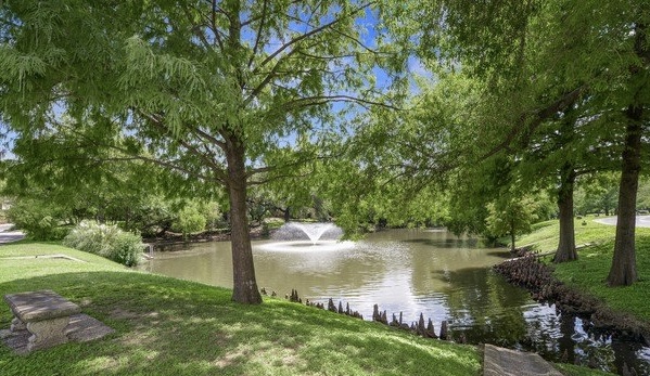 Mission Trace Pond and Fountain